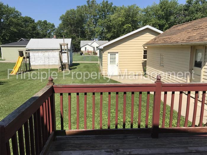 110 S Elm St - Photo 3 of 10