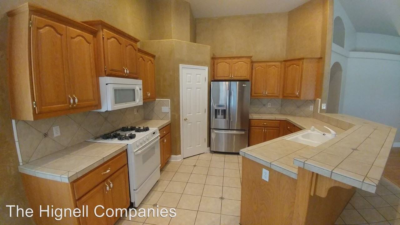5049 Lost Creek Ct - Photo 3 of 15