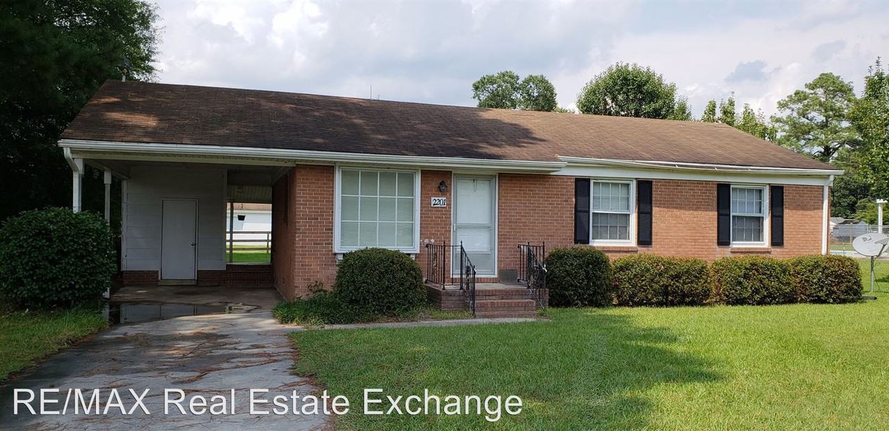 2201 7th St Rd - Photo 2 of 9