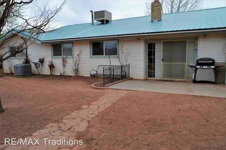 647 S 5th St W - Photo 2 of 5