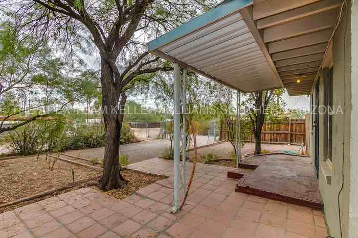 2563 N Fremont Ave #2 - Photo 3 of 11