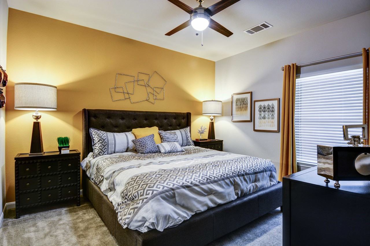 What will 900 rent you in Pipers Meadow, right now?