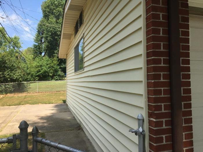 1641 Hudson Rd - Photo 2 of 14