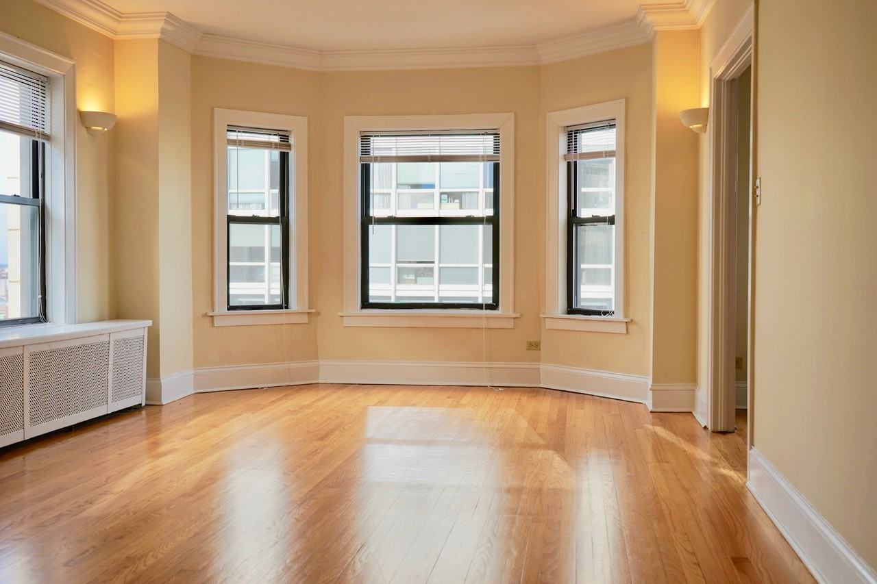 W Fullerton Ave & N Clark St