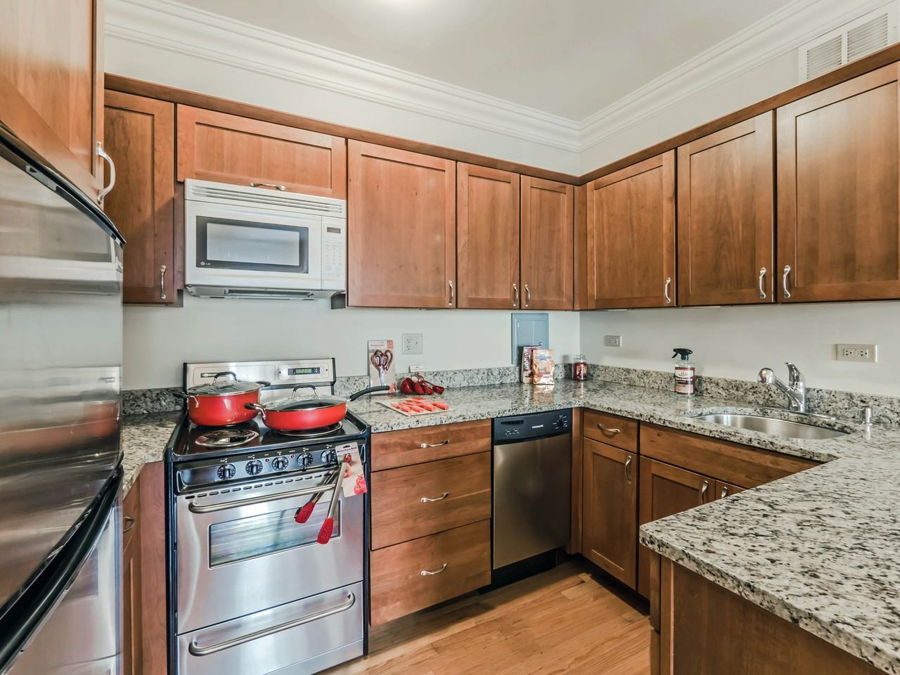 W Fullerton Ave & N Clark St #205 W