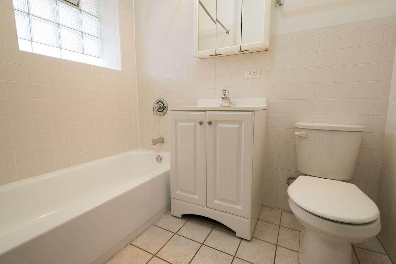 5493 S Cornell Ave - Photo 2 of 8
