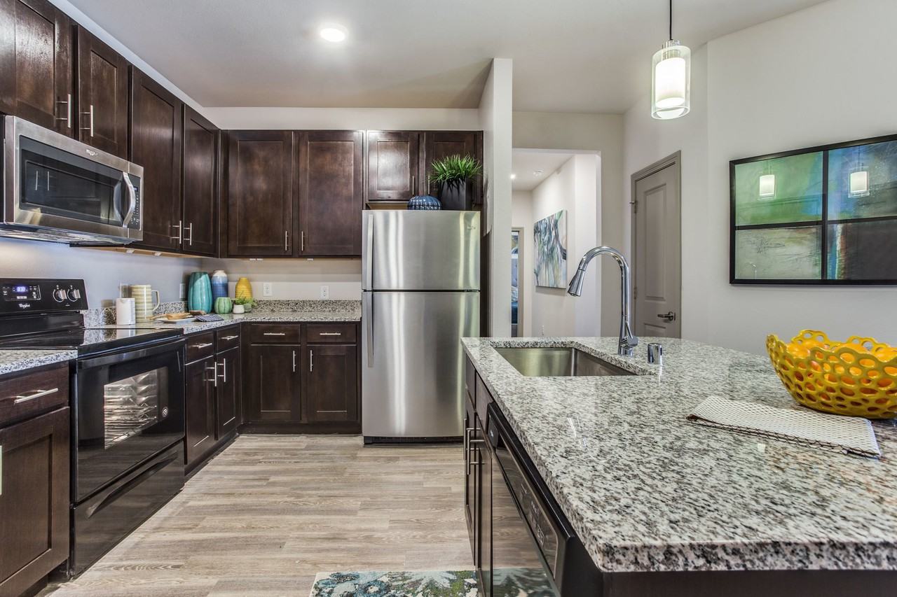 Palladium Garland - Photo 2 of 31