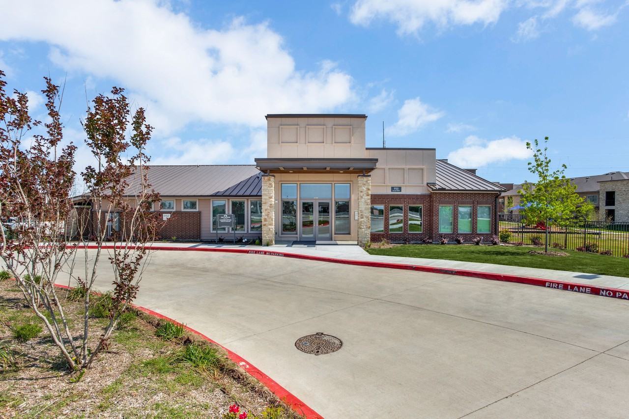 Palladium Garland - Photo 3 of 31