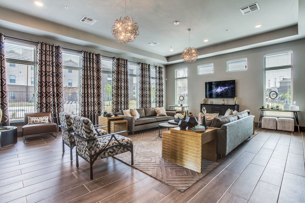 Palladium Garland - Photo 4 of 31