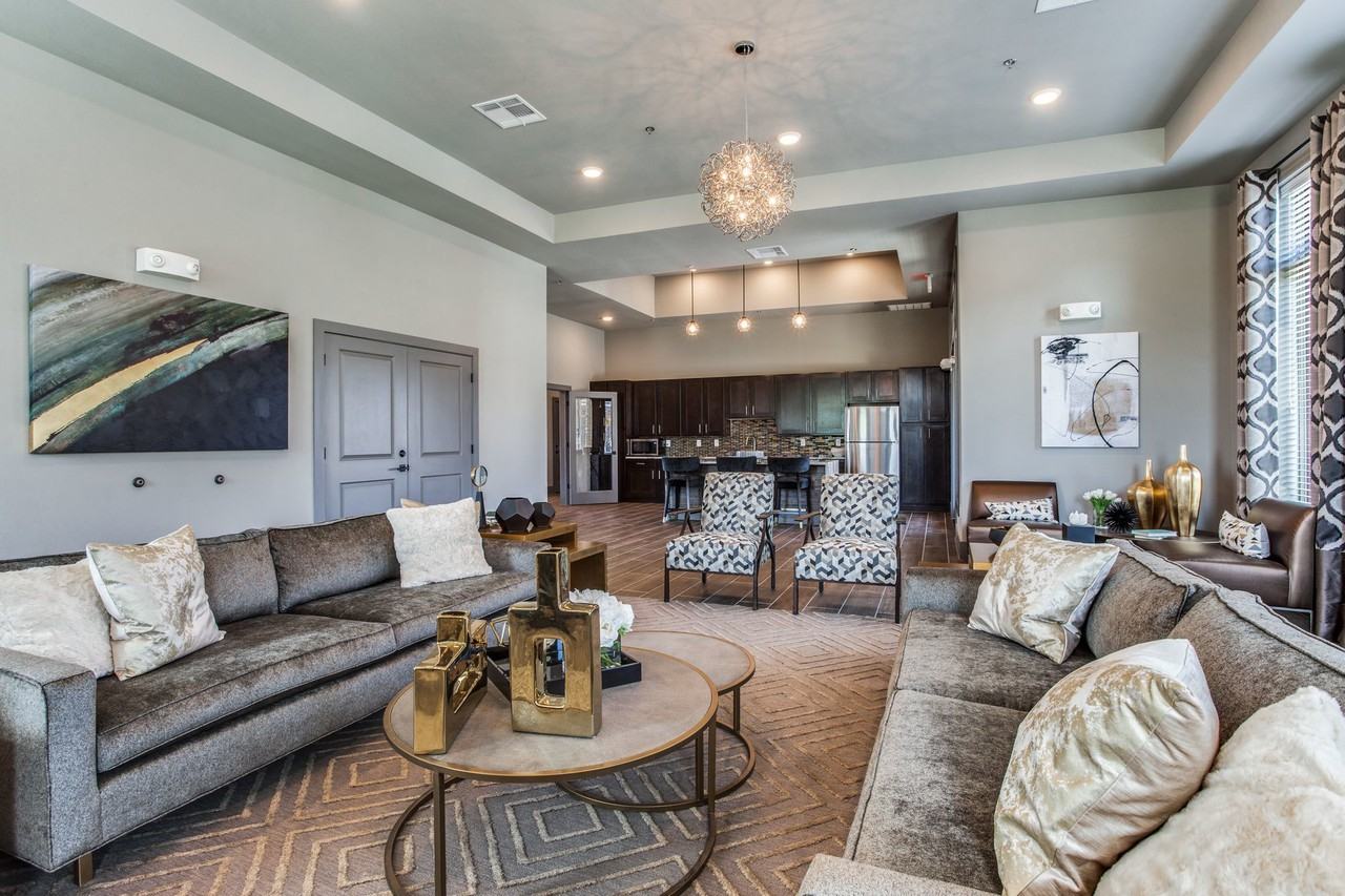 Palladium Garland - Photo 7 of 31