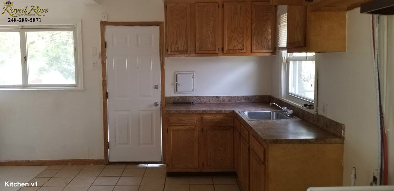 28559 Parkwood St - Photo 3 of 17