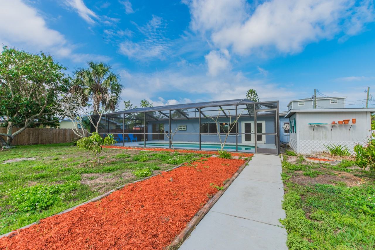 818 Bayview Dr - Photo 3 of 44