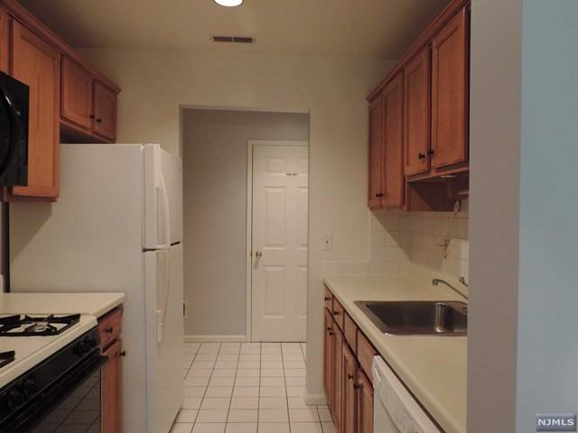9-1 Vernon Ct - Photo 3 of 9