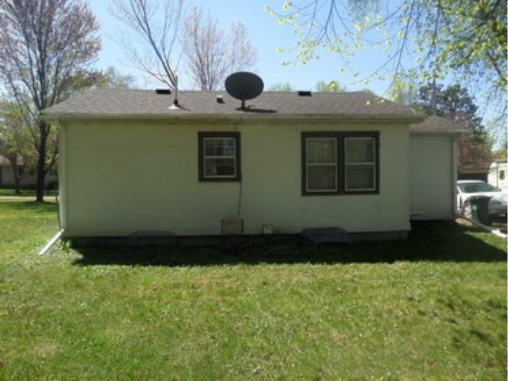 905 3rd Ave NW - Photo 3 of 5