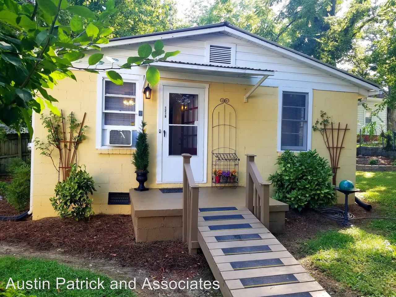 121 Coker St #B - Photo 3 of 8