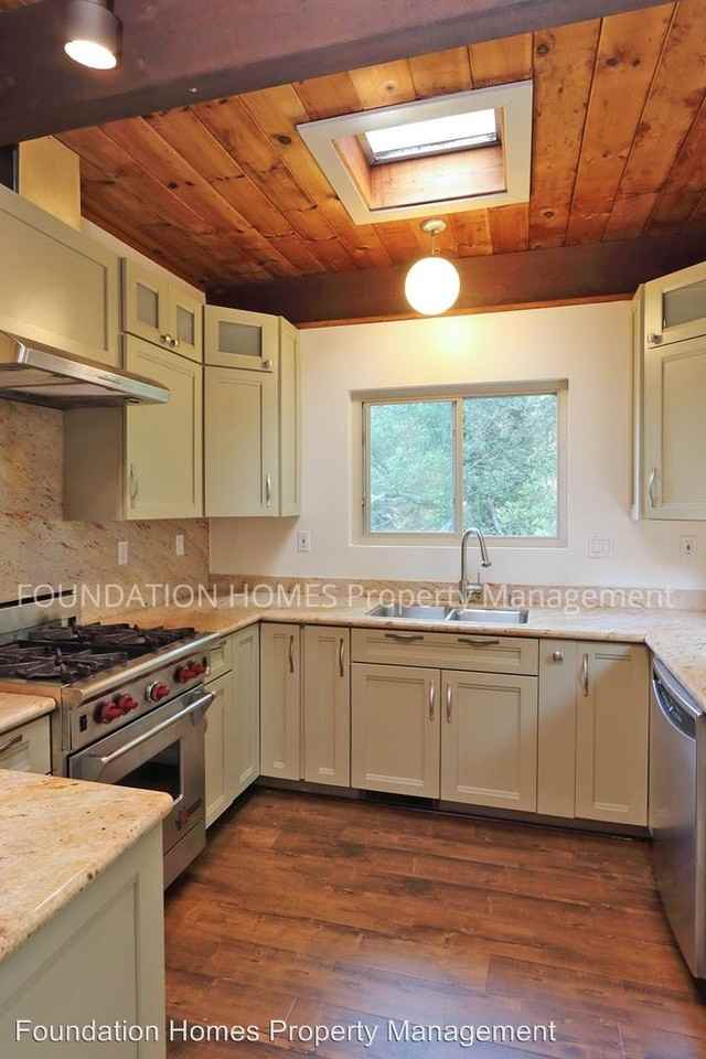 828 Autumn Ln - Photo 2 of 18