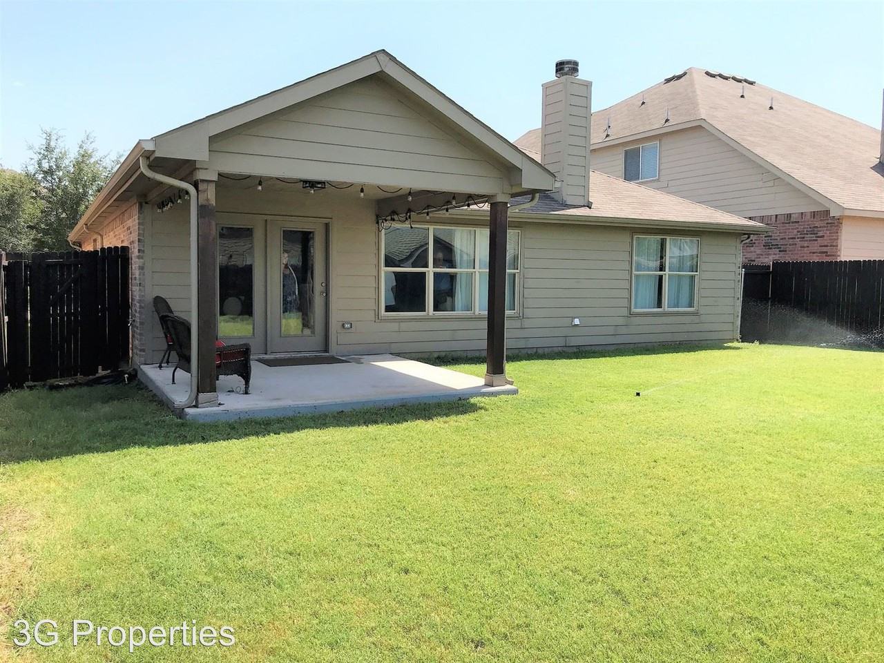 1445 Amazon Dr - Photo 3 of 12