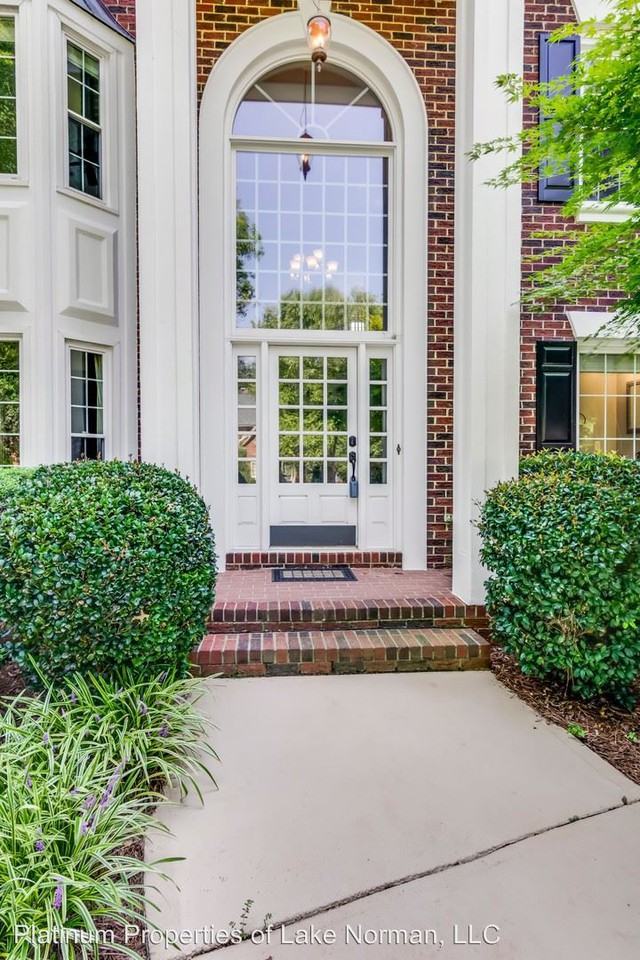 18830 Riverwind Ln - Photo 2 of 47