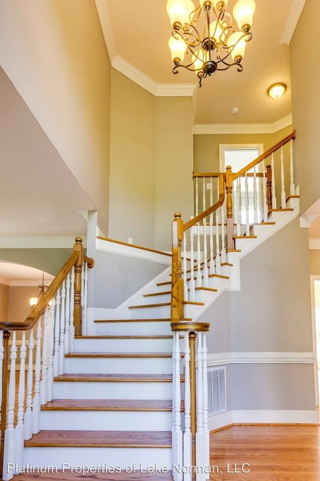 18830 Riverwind Ln - Photo 3 of 47