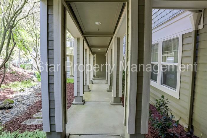 112 Crescent Ct - Photo 2 of 32