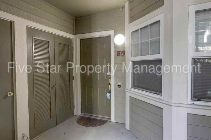 112 Crescent Ct - Photo 3 of 32