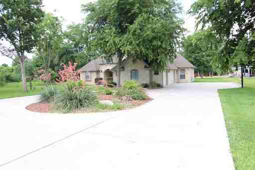 837 Lakeview Trail - Photo 2 of 16
