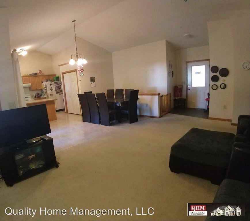 2503 Sunny Cir - Photo 3 of 32