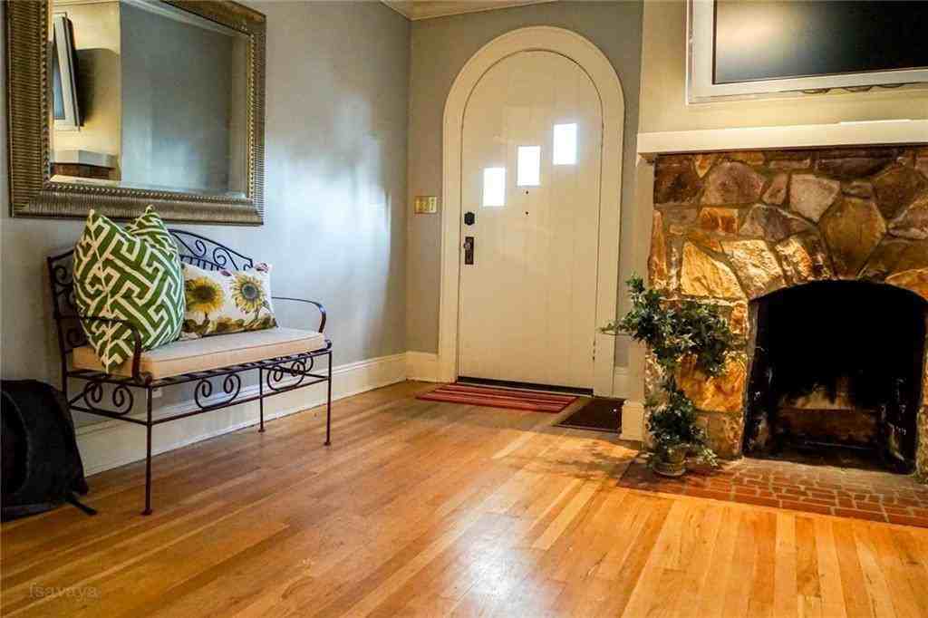 227 E Wesley Rd NE - Photo 2 of 22