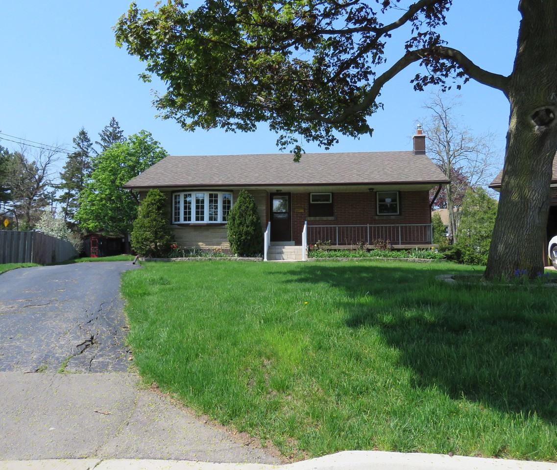 11 Salmond Court, Hamilton, ON L8T 2J6 1 Bedroom Apartment for Rent