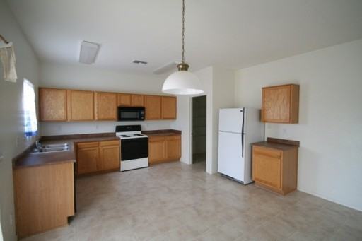 13233 W Watson Ln - Photo 2 of 9