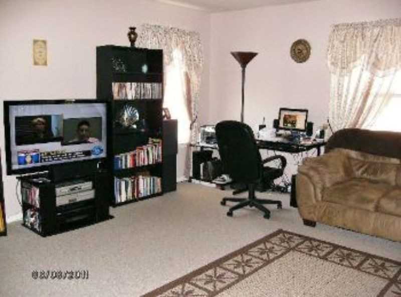 202 Manor Dr - Photo 2 of 5