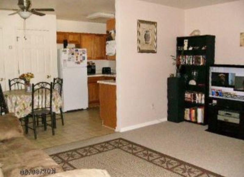 202 Manor Dr - Photo 3 of 5