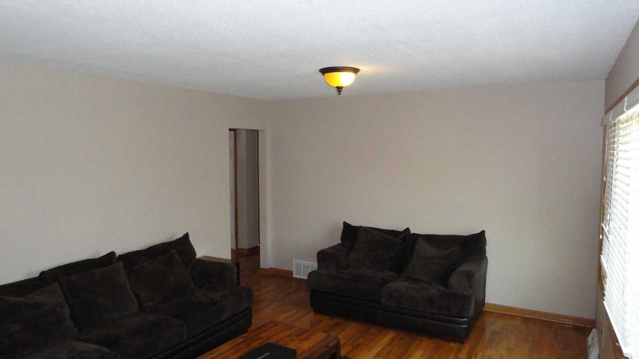 915 Oxford Dr - Photo 2 of 9