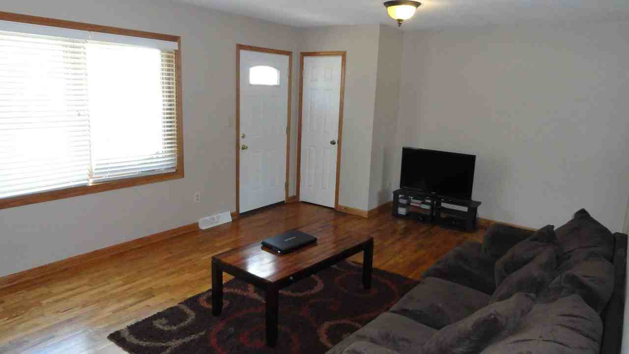 915 Oxford Dr - Photo 3 of 9