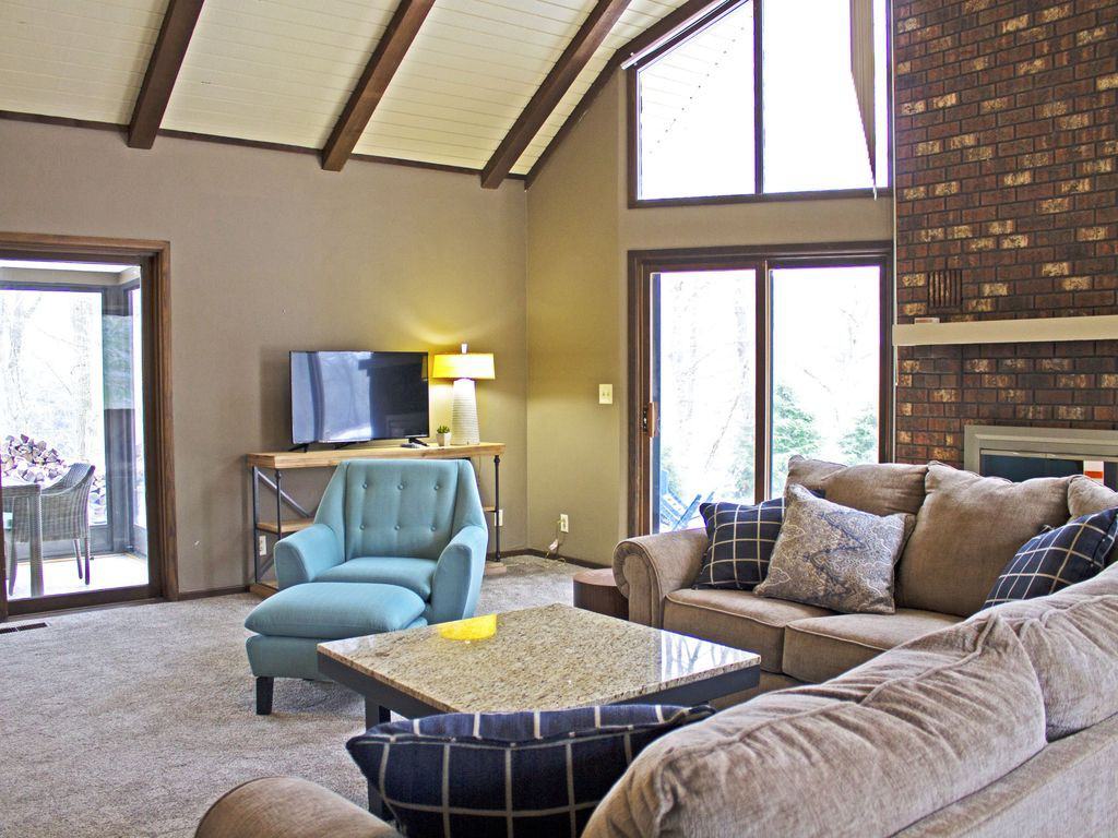 6566 Lakeshore Dr - Photo 2 of 28