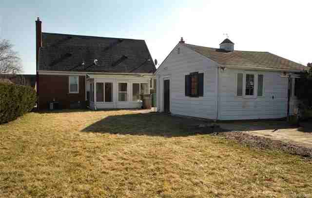 24820 Woodcroft Dr - Photo 2 of 3