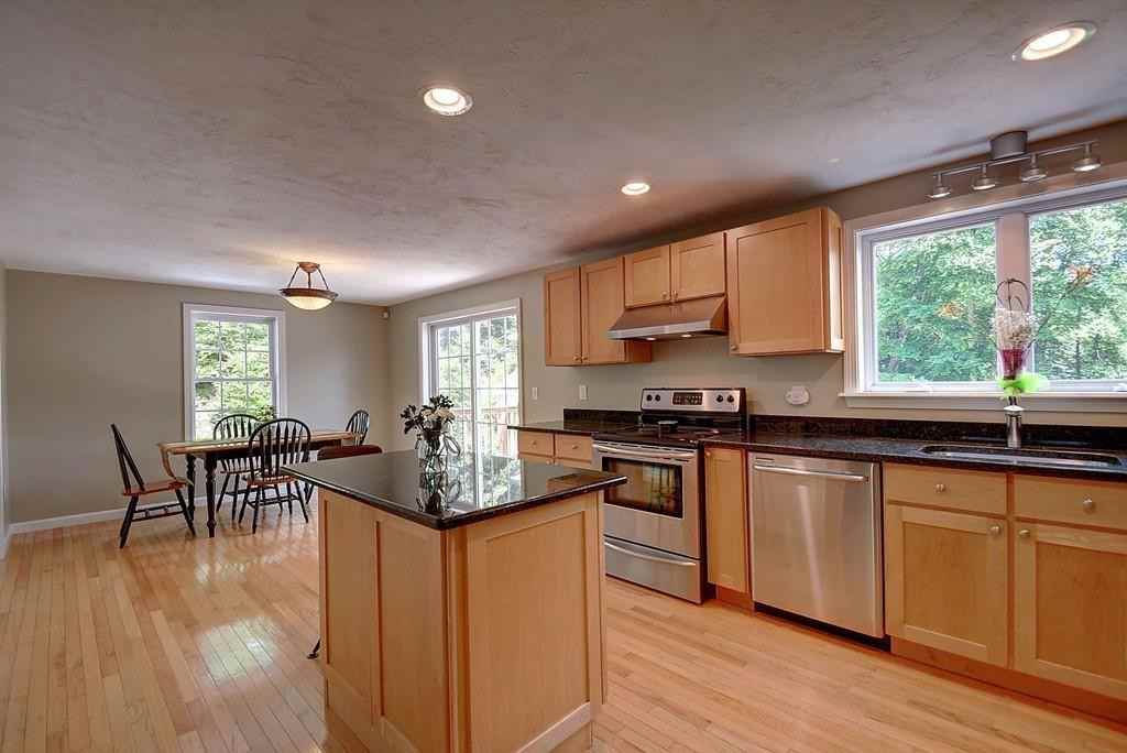 122 Mashapaug Rd - Photo 3 of 30