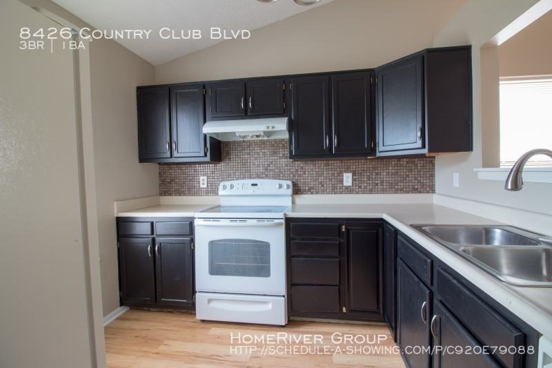 8426 Country Club Blvd - Photo 3 of 15