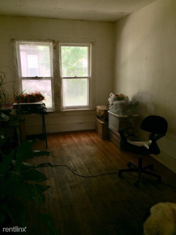 560 W Arrow St - Photo 2 of 5