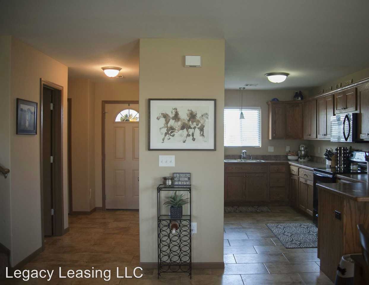 424 Highland Grove Dr - Photo 2 of 13