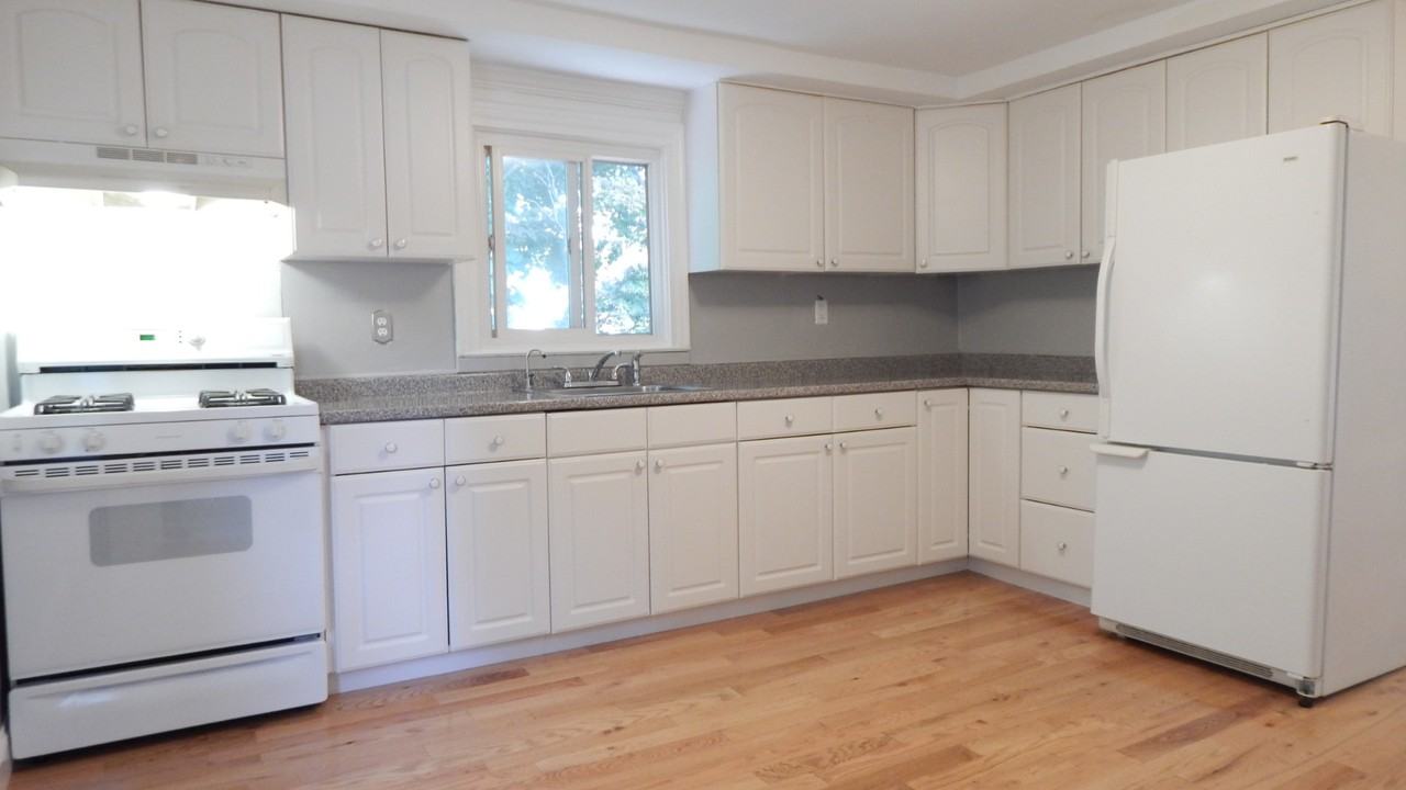 231 Hendrickson Ave - Photo 2 of 10