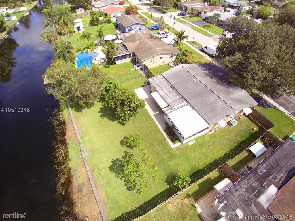 5051 SW 93rd Ave - Photo 2 of 15