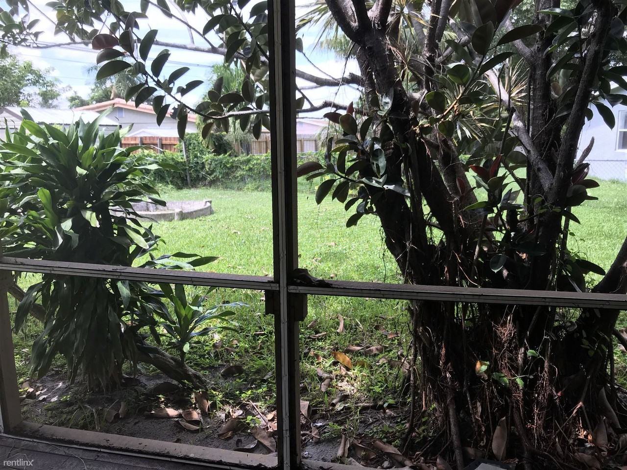 1625 NW 9th Ave - Photo 3 of 17