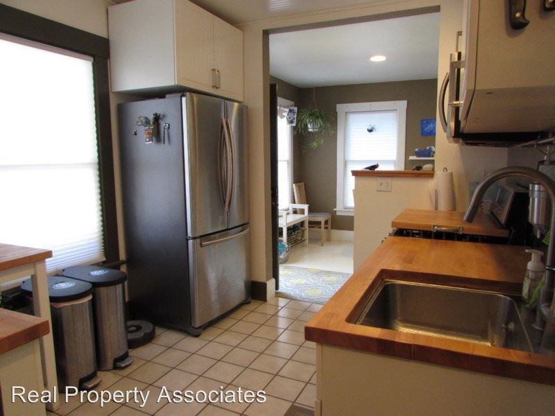 917 NE 72nd St - Photo 3 of 11