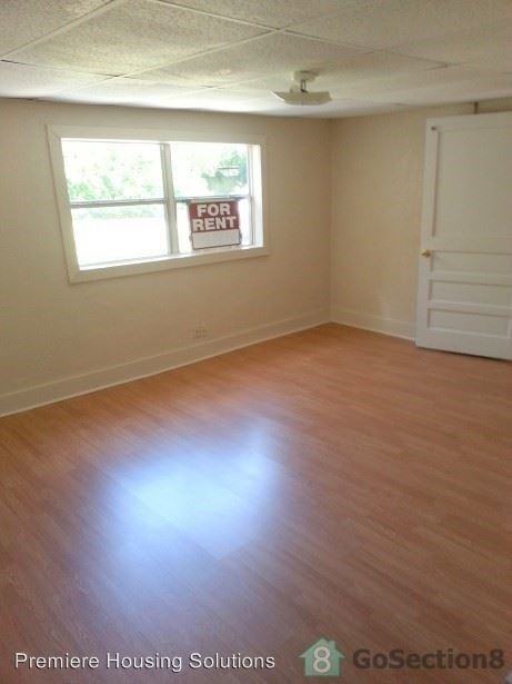 218 E Pine St - Photo 2 of 7