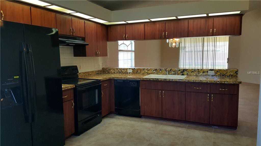 7910 Fashion Loop - Photo 2 of 17