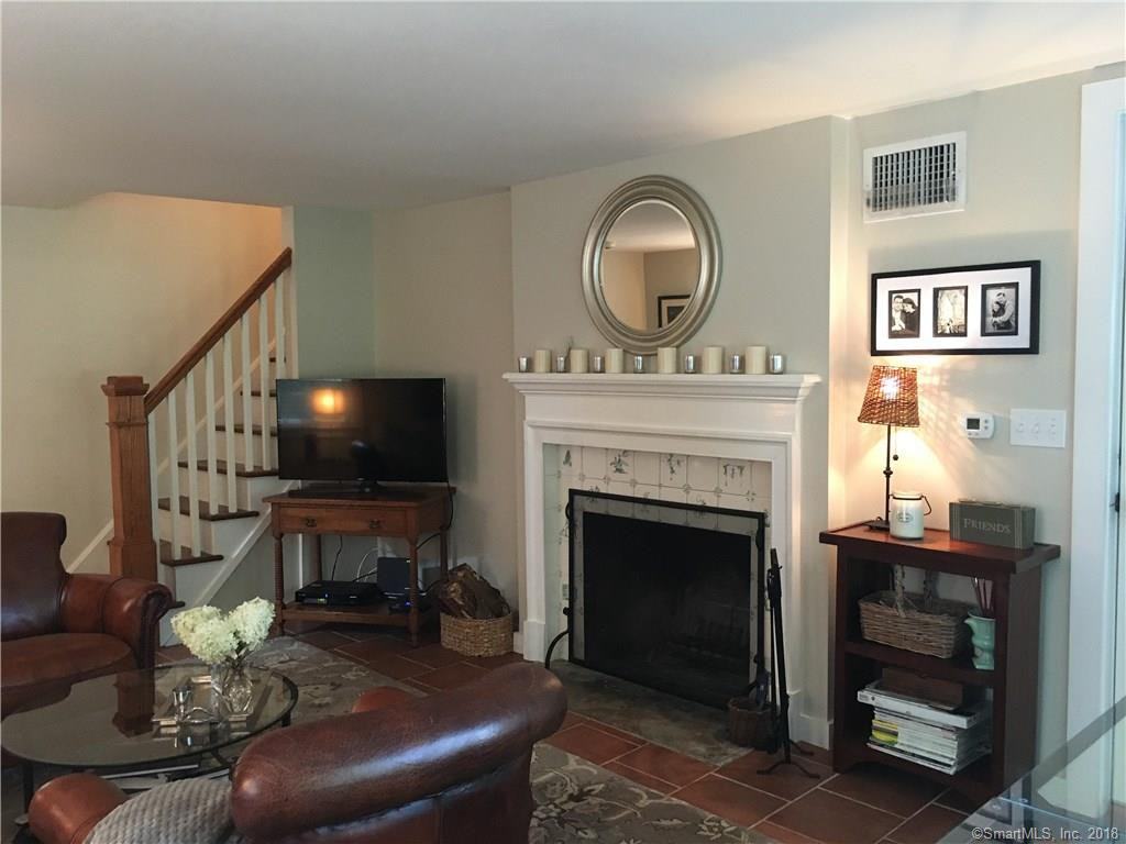 8 Hyatt Ln - Photo 3 of 13