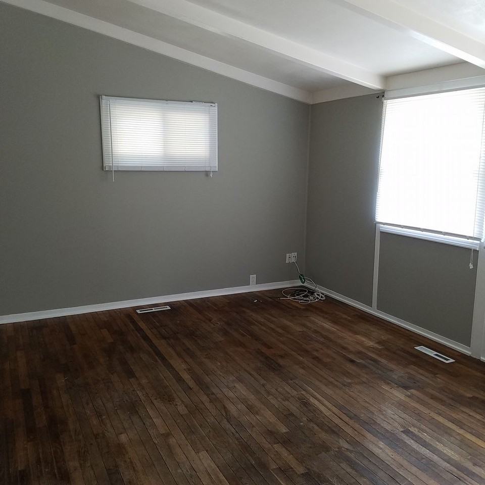 1114 NE 52nd Pl - Photo 3 of 32