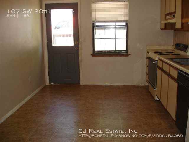 107 Sw 20th St #A - Photo 2 of 4