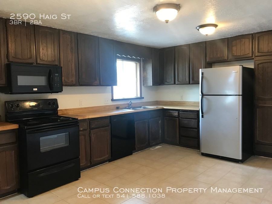 2590 Haig St - Photo 3 of 13